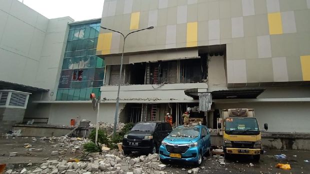 Tembok Margo City Depok jebol