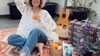 Tyna juga senang berpose cantik di rumahnya sambil piknik di rooftop. Iapun tampak menikmati buah jeruk dalam fotonya. Foto: instagram @tynakannamirdad