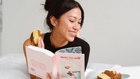 Santai sambil membaca buku di kamar, Tyna ditemani dengan kue lapis Surabaya yang enak. Foto: instagram @tynakannamirdad