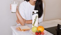 Ia juga selalu sarapan dengan sehat. Seperti mengonsumsi susu segar, roti tawar, dan buah-buahan. Foto: instagram @tynakannamirdad