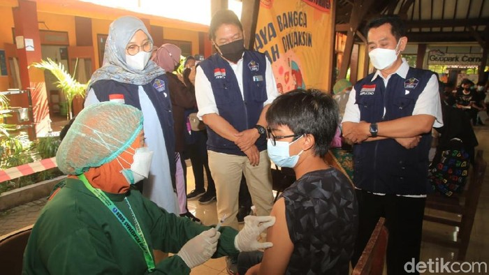 Vaksinasi COVID-19 di Banyuwangi terus dipacu. Per 20 Agustus 2021, 508.081 warga telah mendapat vaksin dosis pertama, 156.388 orang mendapat vaksin dosis kedua, dan 4.096 nakes mendapat dosis ketiga.