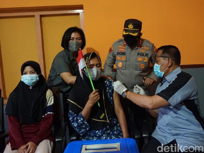 Tim vaksin COVID-19 keliling (mobile vaksin) terus bekerja sejak diluncurkan Polres Mojokerto beberapa waktu lalu. Seperti hari ini, tim tersebut mengunjungi warga yang tinggal di kaki Gunung Welirang.