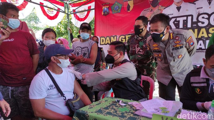 Sebanyak 400 warga dusun terpencil di Sidoarjo menjalani vaksinasi COVID-19. Mereka warga Dusun Kepetingan, Desa Sawohan, Kecamatan Buduran.