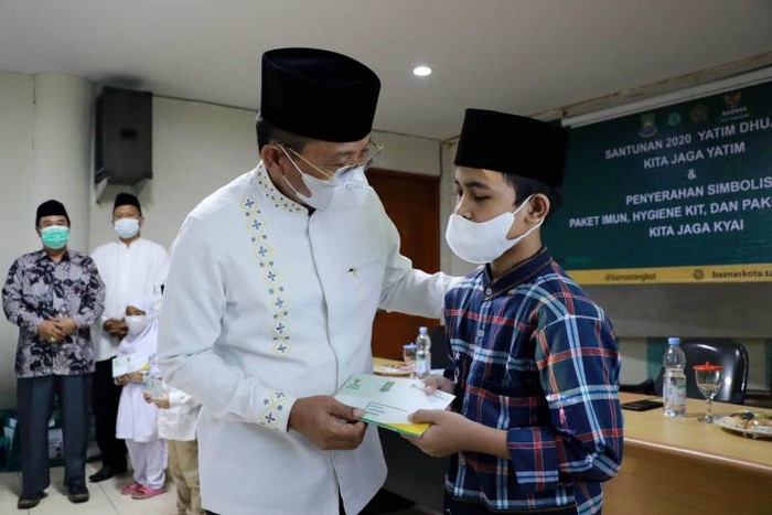 Wali Kota Tangerang Saat Memberikan Bantuan