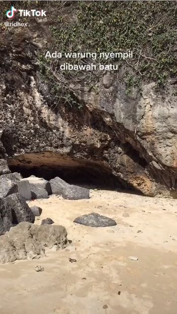 Unik! Warung Makan Ini Nyempil di Balik Batu Karang Pantai
