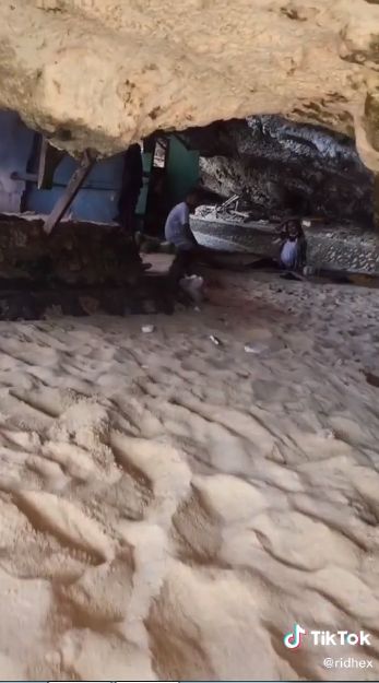 Unik! Warung Makan Ini Nyempil di Balik Batu Karang Pantai