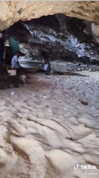 Unik! Warung Makan Ini Nyempil di Balik Batu Karang Pantai