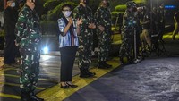 Mereka langsung disambut oleh Menteri Luar Negeri Retno Marsudi dan Panglima TNI Marsekal Hadi Tjahjanto.