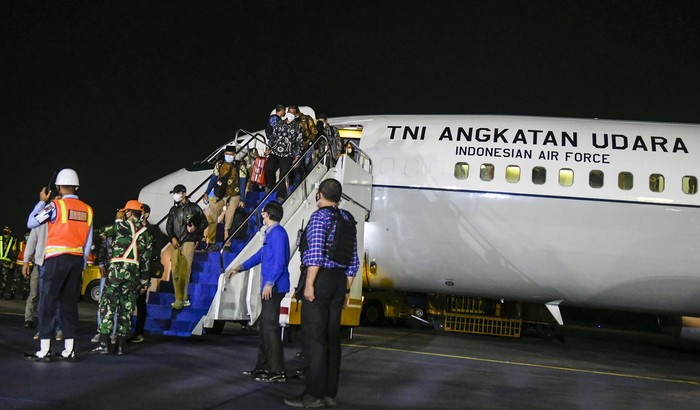 WNI YANG DIEVAKUASI DARI AFGHANISTAN TIBA DI HALIM PERDANAKUSUMA Sejumlah warga negara indonesia (WNI) yang dievakuasi dari Afghanistan tiba di Bandara Halim Perdanakusuma, Jakarta, Sabtu (21/8/2021) dini hari. Pemerintah Indonesia berhasil mengevakuasi 26 WNI dari Afghanistan yang sedang dilanda krisis keamanan setelah pengambilalihan kekuasaan oleh kelompok Taliban. ANTARA FOTO/Galih Pradipta/pras.