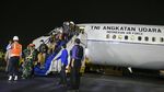 Momen WNI yang Dievakuasi dari Afghanistan Tiba di Indonesia