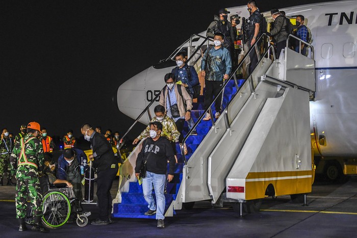 Sejumlah warga negara indonesia (WNI) yang dievakuasi dari Afghanistan tiba di Bandara Halim Perdanakusuma, Jakarta, Sabtu (21/8/2021) dini hari. Pemerintah Indonesia berhasil mengevakuasi 26 WNI dari Afghanistan yang sedang dilanda krisis keamanan setelah pengambilalihan kekuasaan oleh kelompok Taliban. ANTARA FOTO/Galih Pradipta/pras.