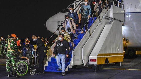 Momen WNI yang Dievakuasi dari Afghanistan Tiba di Indonesia