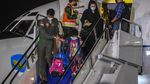 Momen WNI yang Dievakuasi dari Afghanistan Tiba di Indonesia