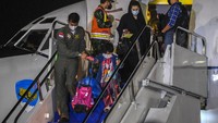 Seluruh penumpang pesawat TNI Angkatan Udara (AU) tersebut berada dalam kondisi baik. Hanya satu orang yang alami kondisi kurang sehat tapi dipastikan bukan terjangkit virus Corona.