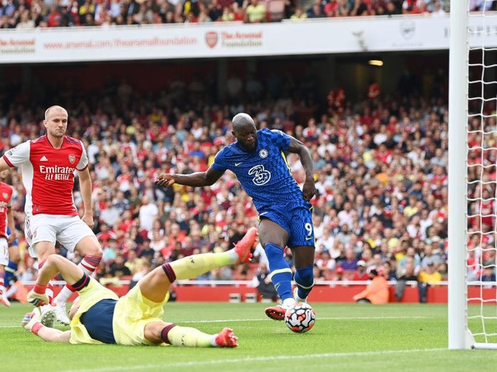 LONDON, ENGLAND - AUGUST 22: Romelu Lukaku of Chelsea celebrates after scoring their side's first goal during the Premier League match between Arsenal and Chelsea at Emirates Stadium on August 22, 2021 in London, England. (Photo by Michael Regan/Getty Images)