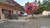 Fasad bangunan itu juga tidak berubah dari aslinya, baik jendela, tegel maupun komponen lainnya. Sebelum adanya pembangunan gedung, bekas  stasiun itu berfungsi sebagai ruang kelas. (Eko Susanto/detikcom)