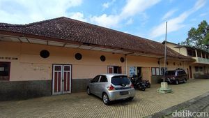 Bekas Stasiun Kereta Api Jadi Gedung Sekolah, Masih Ada Bekas Rel Lho
