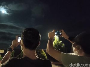 Saat Remaja di Jember Abadikan Keindahan Blue Moon Lewat Ponsel