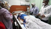 Direktur Pelayanan BP Jamsostek Roswita Nilakurnia didampingi Deputi Direktur BP Jamsostek Wilayah Jawa Barat Dodo Suharto dan Direktur RS Bunda Margonda Imelda Rahmawati mengunjungi korban jatuhnya lift Mal Margo City yang dirawat di Rumah Sakit Bunda Margonda, Minggu (22/8).
