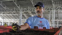 Cacing yang digunakan untuk pakan ternak tersebut dijual dari harga Rp50 ribu hingga Rp100 ribu per Kg dengan omzet per bulan mencapai Rp 60 juta.