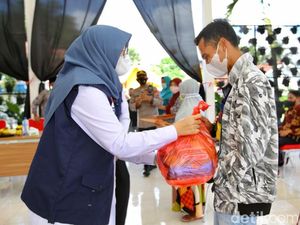 Pemkab Banyuwangi Salurkan Sembako ke Pemandu Kawah Ijen