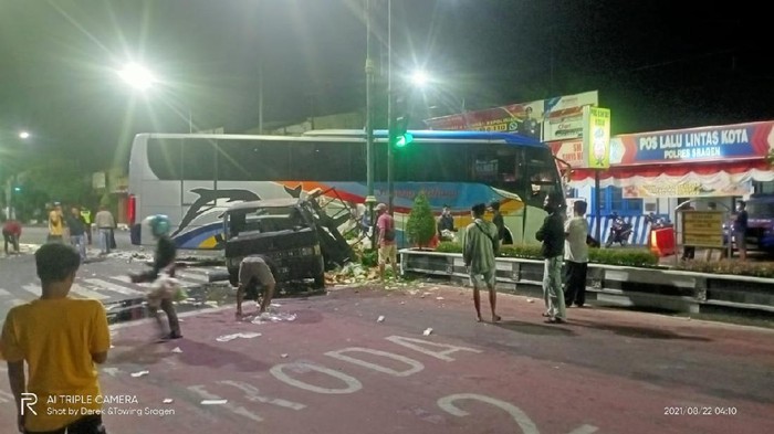 Bus Sugeng Rahayu tabrak pikap sayur di Sragen