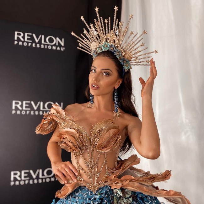 Kekasih dari Kyle Honeyborne ini memiliki proyek amal sendiri yang dinamakan The Mending Project di mana ia sering mengajarkan cara menjahit kepada anak-anak. Foto: Instagram Chanique Rabe