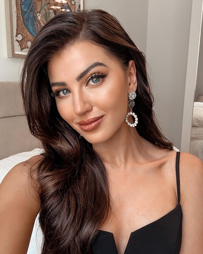 Dilihat dari profilnya, wanita yang menjadi Face of Queen Spark 2015 ini banyak menghabiskan waktu di luar negeri. Foto: Instagram @chani.rabe