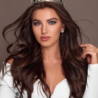 Chanique Rabe mengalahkan 58 finalis dari berbagai belahan dunia dalam kontes kecantikan yang sudah digelar ke-15 kalinya. Dalam malam final yang diselenggarakan di Strzelecki Park Amphitheater kemarin, Chanique terlihat emosional ketika menerima mahkota dari pemenang sebelumnya Anntonia Porsild asal Thailand. Foto: Instagram @chani.rabe