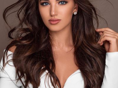 10 Pesona Miss Suprational 2021 Chanique Rabe dari Namibia, Seorang Desainer
