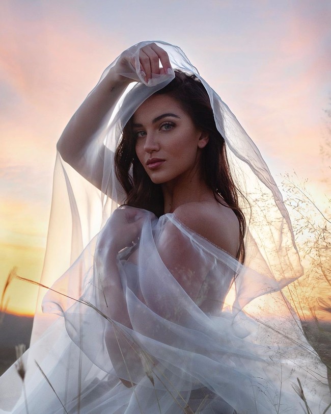 wanita 23 tahun dilaporkan berprofesi sebagai desainer. Pemilik brand Chanique Designs tersebut juga berbakat dalam bidang desain, makeup, dan fotografi. Tak hanya pintar, Chanique juga punya jiwa sosial yang tinggi. Foto: Instagram @chani.rabe