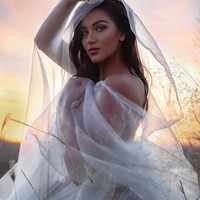 wanita 23 tahun dilaporkan berprofesi sebagai desainer. Pemilik brand Chanique Designs tersebut juga berbakat dalam bidang desain, makeup, dan fotografi. Tak hanya pintar, Chanique juga punya jiwa sosial yang tinggi. Foto: Instagram @chani.rabe