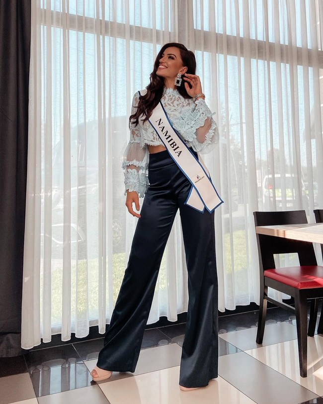 Dalam Miss Supranational itu, wanita itu kerap kali mempromosikan potensi negaranya. Ketika aku ditanya mengenai negaraku, aku selalu merujuk pada pengalaman menakjubkan ketika teriknya pada Namibia yang bertemu dengan Samudra Atlantis yang dingin, ujarnya dilansir Namibian. Foto: Instagram Chanique Rabe