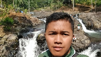 Penulis di Curug Leuwi Bumi Pandeglang