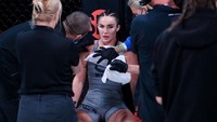 Keseriusan Diana Avsaragova saat beraksi di arena MMA. (Foto: dok. Instagram @pantera_57_)