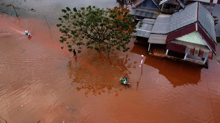 Foto udara sejumlah rumah terendam banjir di Desa Wonoamonapa, Kecamatan Pondidaha, Konawe, Sulawesi Tenggara, Sabtu (21/8/2021). Meluapnya Sungai Konaweha yang disebabkan intensitas hujan tinggi mengakibatkan Desa Wonoamonapa dan Desa Laloika terendam banjir, sementara pihak pemerintah desa masih melakukan pendataan jumlah rumah terdampak banjir. ANTARA FOTO/Jojon/rwa.