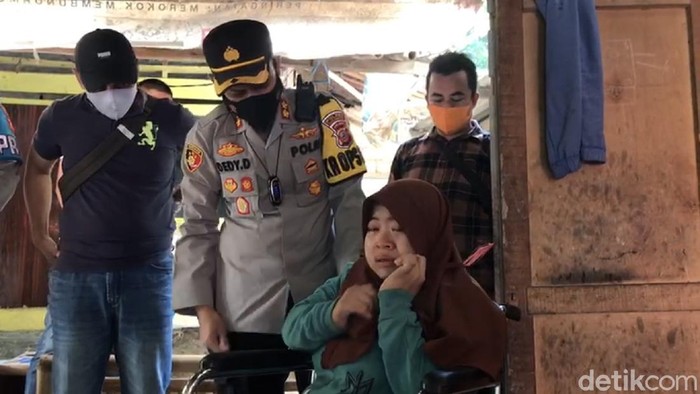 Gadis difabel terharu mendapatkan bantuan kursi roda