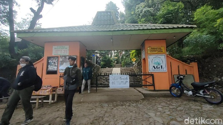 Gunung Lawu Pos masuk Gunung Lawu di Karanganyar.