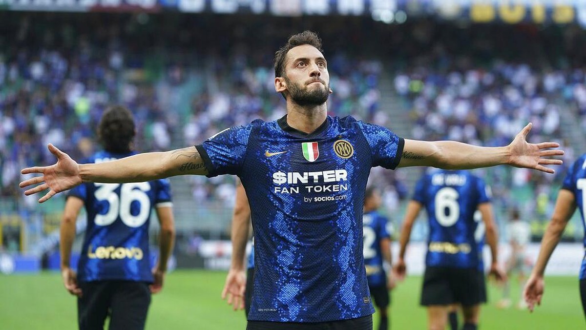 Hakan Calhanoglu langsung bikin gol dan assist di laga debutnya bareng Inter Milan (AP/Spada)