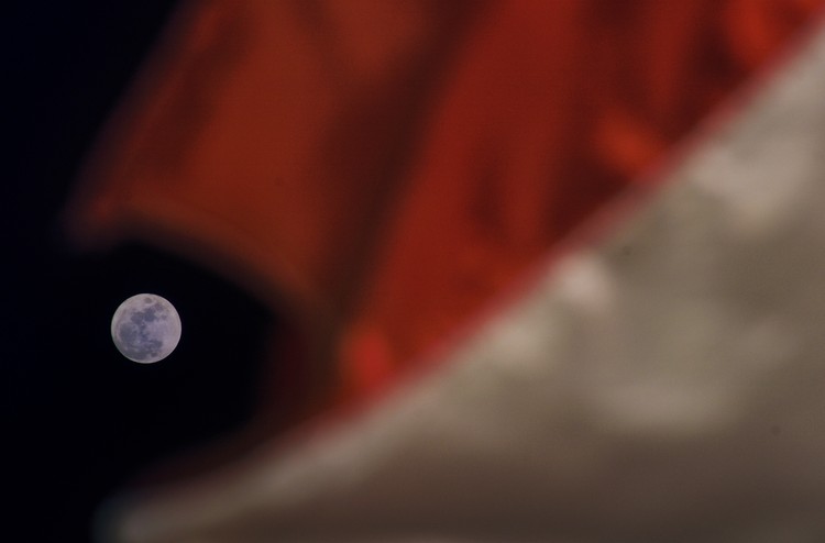 Indahnya Fenomena Bulan Biru di Langit Malam Fenomena bulan biru