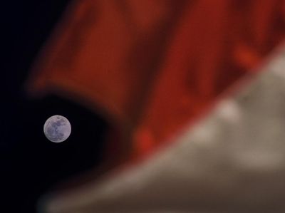 Indahnya Fenomena Bulan Biru di Langit Lombok