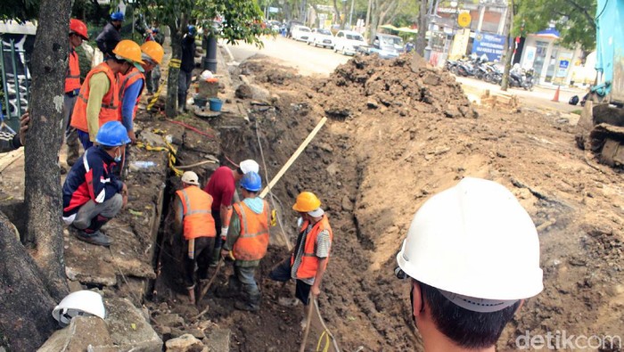 Ini Lho Pipa PDAM yang Pecah dan Bikin Banjir Jalan di Bandung Pipa PDAM di Jalan LLRE Martadinata, Bandung, yang sempat pecah dan membanjir jalan raya mulai diperbaiki. Pipa tersebut pecah pada Sabtu (21/8/2021) malam.