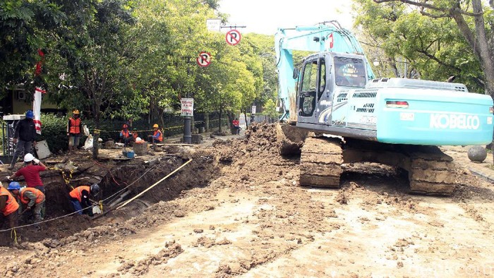 Ini Lho Pipa PDAM yang Pecah dan Bikin Banjir Jalan di Bandung Pipa PDAM di Jalan LLRE Martadinata, Bandung, yang sempat pecah dan membanjir jalan raya mulai diperbaiki. Pipa tersebut pecah pada Sabtu (21/8/2021) malam.