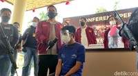 Agung menyebut pada Jumat (20/8), pukul 10.30 WIB di indekos di Jalan Condrokusumo, Semarang itu korban kembali minta tolong pelaku. Kala itu pelaku yang asyik memainkan ponselnya itu menjadi gelap mata dan membunuh pacarnya dengan brutal.