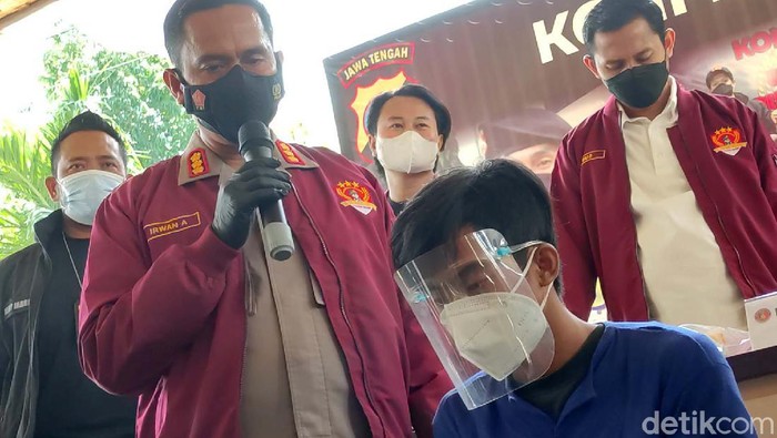 Polisi akhirnya menangkap Agung Dwi Saputra (18) pelaku pembunuhan wanita hamil di indekos di Semarang, Jawa Tengah. Begini tampangnya.