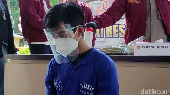 Polisi akhirnya menangkap Agung Dwi Saputra (18) pelaku pembunuhan wanita hamil di indekos di Semarang, Jawa Tengah. Begini tampangnya.