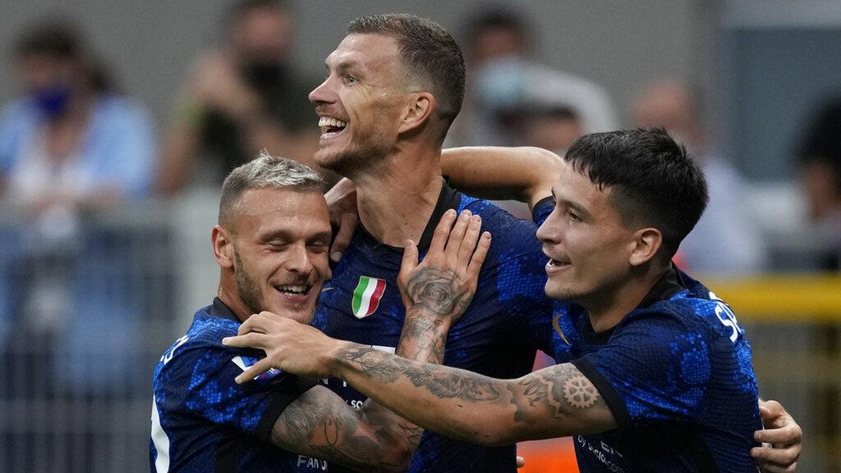 Inter Milan memang punya Edin Dzeko, tapi masih butuh striker baru (AP/Antonio Calanni)