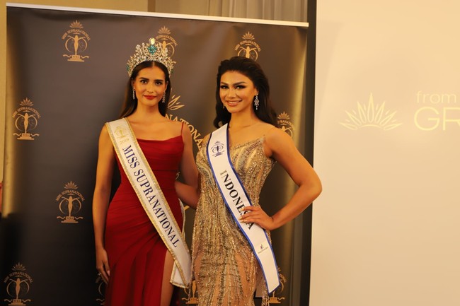 Pada ajang pembukaan Miss Supranational 2021, seluruh finalis berpose dengan pemenang Miss Supranational 2019 Anntonia Porsild, termasuk Jihane Almira. Foto: Dok. Facebook Miss Supranational