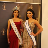 Pada ajang pembukaan Miss Supranational 2021, seluruh finalis berpose dengan pemenang Miss Supranational 2019 Anntonia Porsild, termasuk Jihane Almira. Foto: Dok. Facebook Miss Supranational