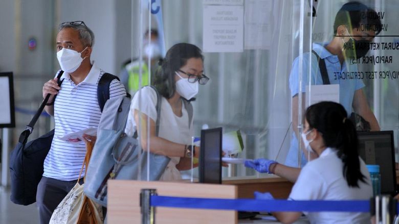 JUMLAH PENUMPANG BANDARA BALI MENINGKAT Calon penumpang pesawat udara menunggu jadwal keberangkatan di Terminal Domestik Bandara Internasional I Gusti Ngurah Rai, Badung, Bali, Sabtu (21/8/2021). Menurut pengelola bandara tersebut, terjadi peningkatan jumlah rata-rata penumpang harian sekitar 10-15 persen setelah pemberlakuan aturan syarat perjalanan antar Pulau Jawa-Bali yang bisa menggunakan hasil tes COVID-19 berbasis Antigen bagi penumpang yang telah menerima vaksin COVID-19 dosis lengkap dan diprediksikan jumlah tersebut akan terus meningkat dengan turunnya tarif tes COVID-19 berbasis Polymerase Chain Reaction (PCR). ANTARA FOTO/Fikri Yusuf/rwa.